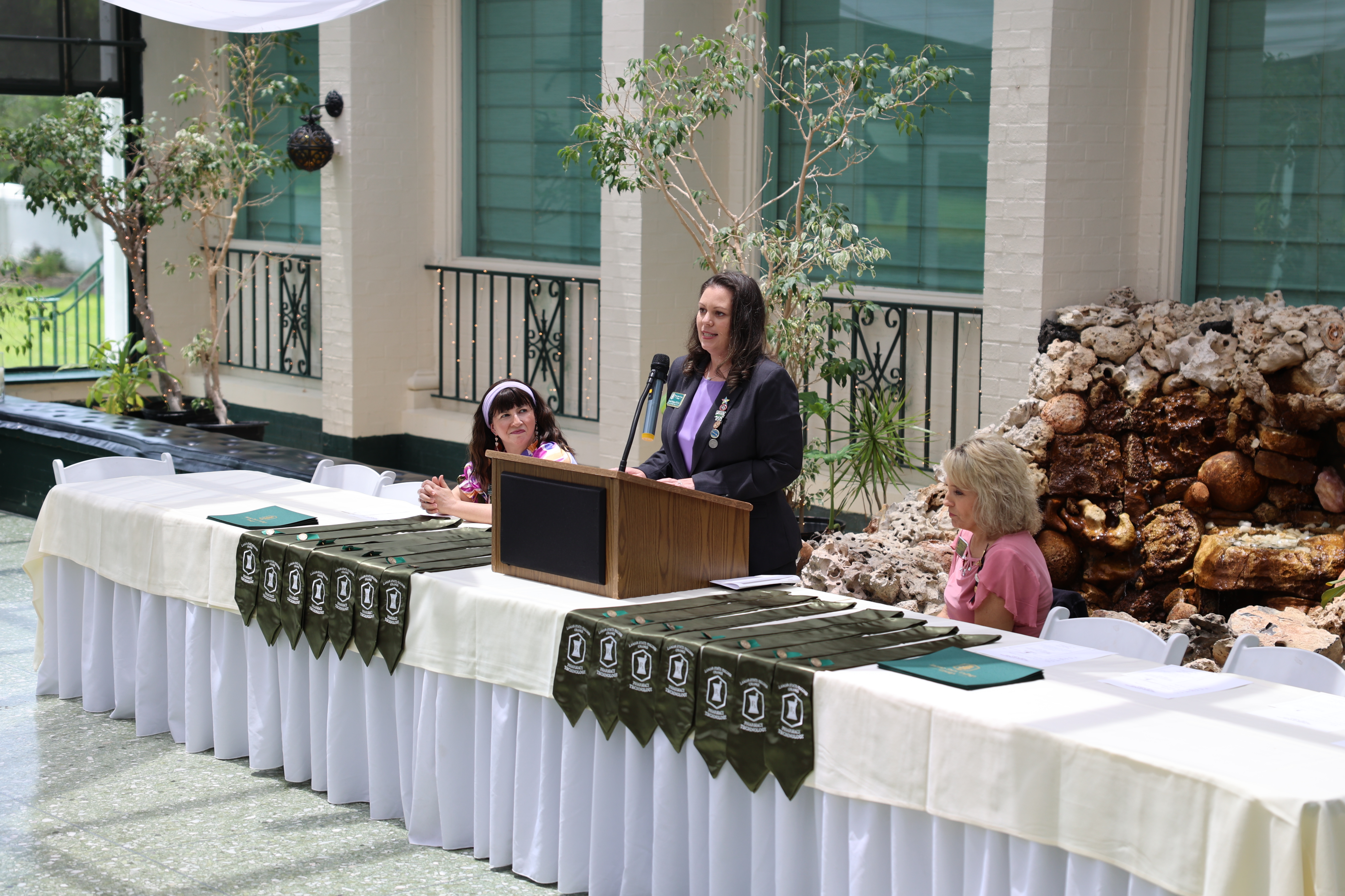 Jennifer Fabriguze speaks at Pharmacy Pinning ceremony